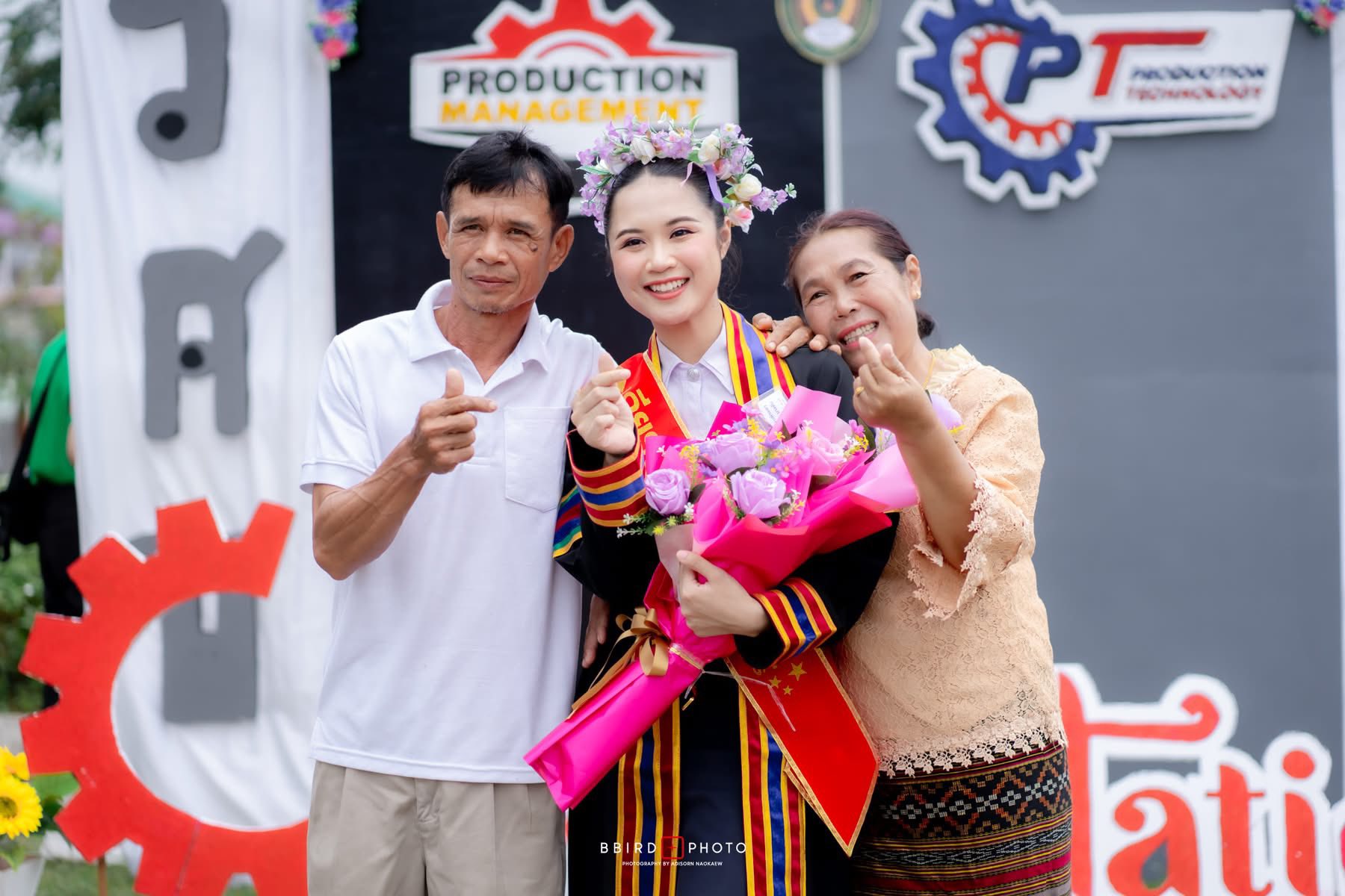 ขอแสดงความยินดีกับบัณฑิตทุกท่านในปีนึ้